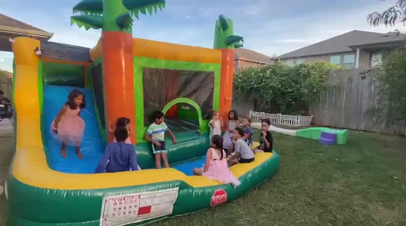 Medium bounce house M4